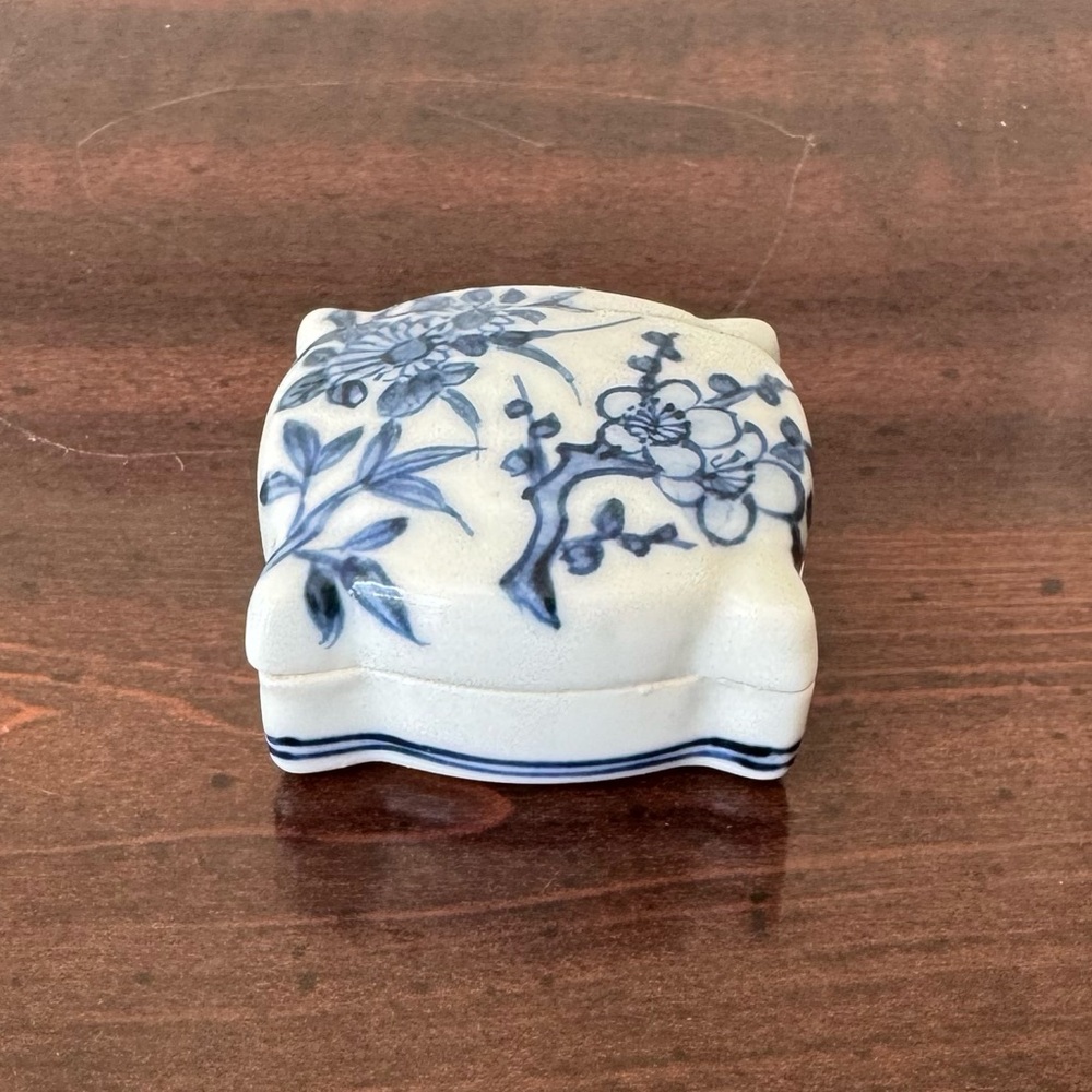 Vintage Blue & White Porcelain Trinket Box – Handpainted Asian Floral Design - Picture 4 of 6
